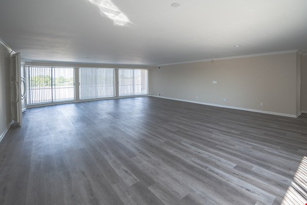 2B2B Penthouse #612 - Living Area