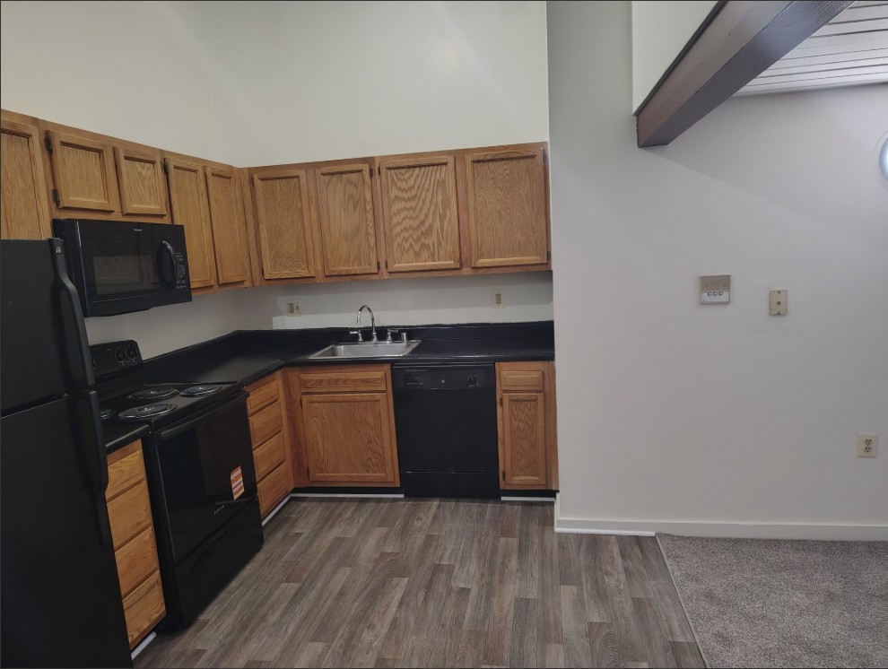 Marlboro Classic Apt & Redwood Square Image 32