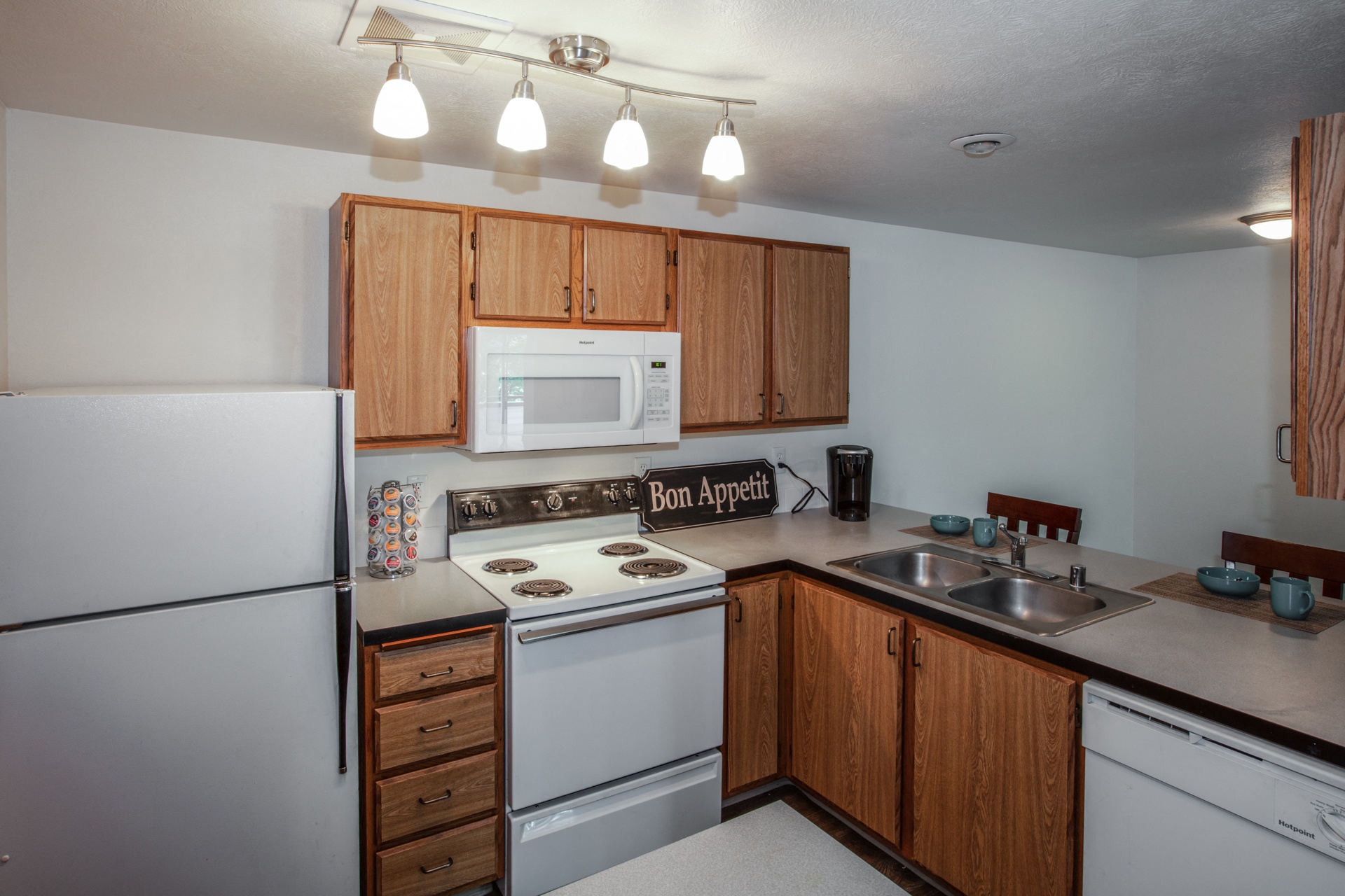 Farr Court Apartments Kitchen Counter and Appliances