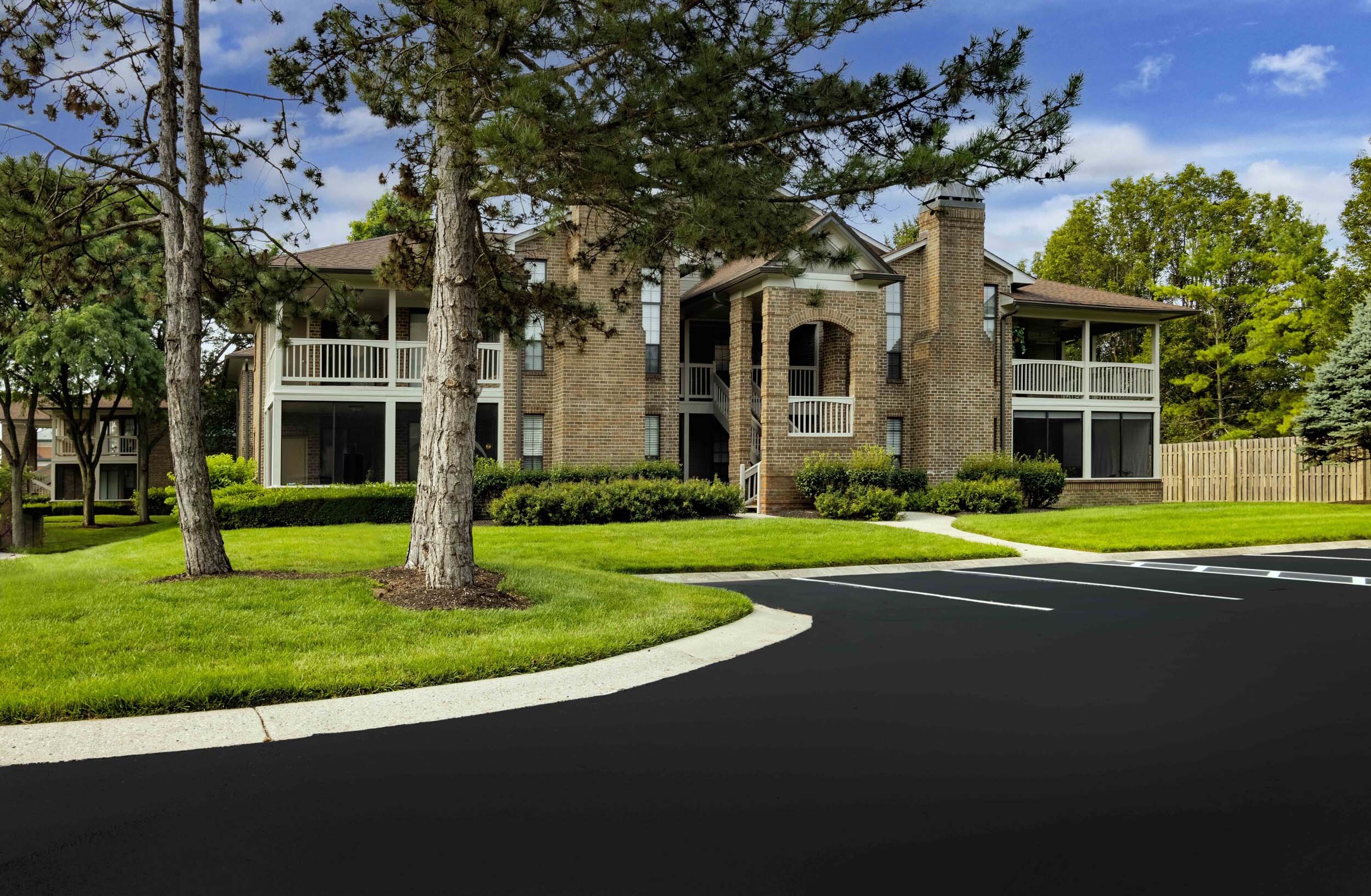 Willow Lake Apartments and Townhomes Image 3