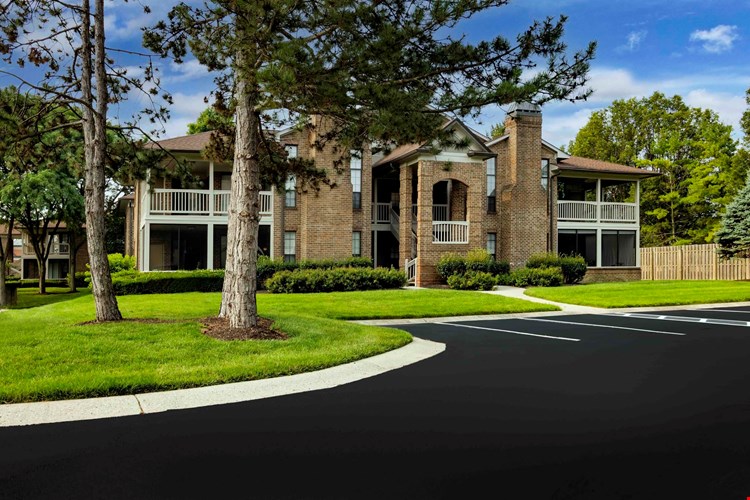 Willow Lake Apartments and Townhomes Image 3