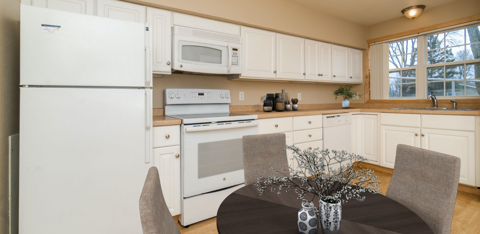 Colonial Village Apartments and Townhouses Image 2