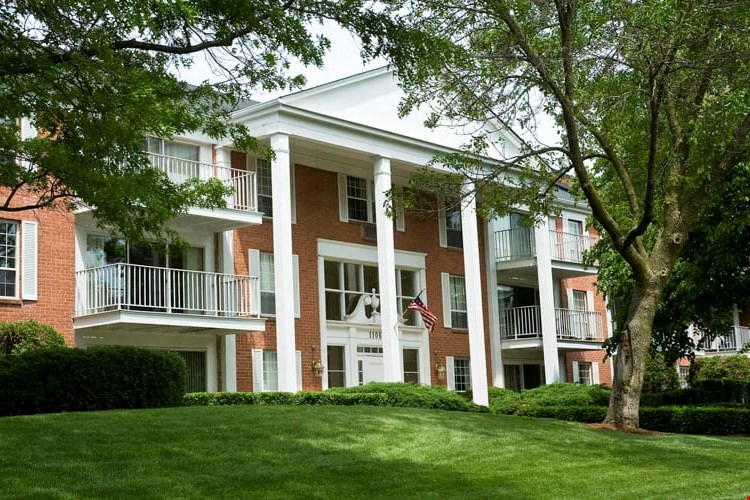 Versailles on The Lakes Image 2