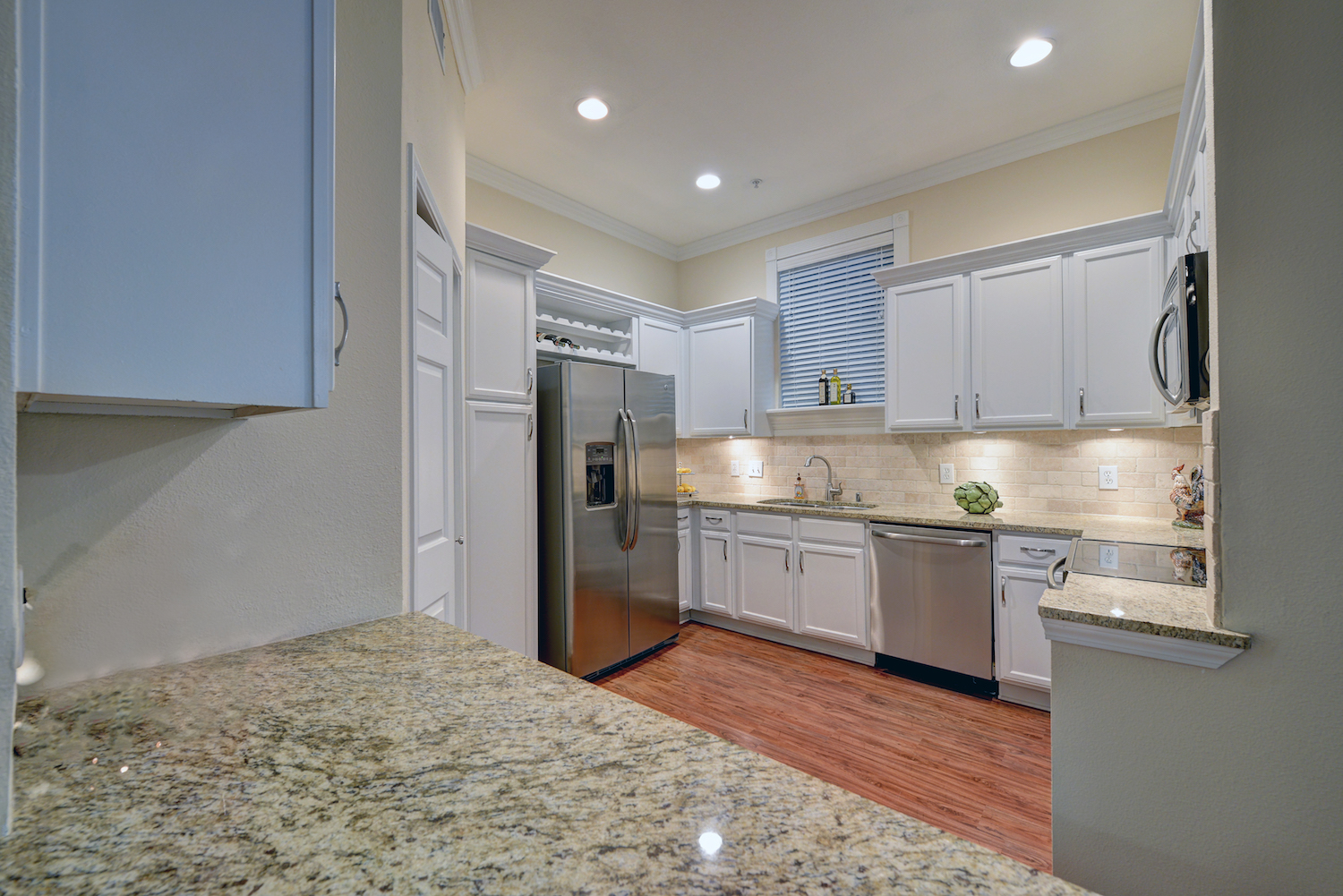 The Left Bank River Oaks Image 16