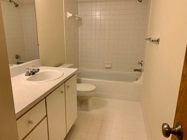 Lakeside Village Apartments Image 36