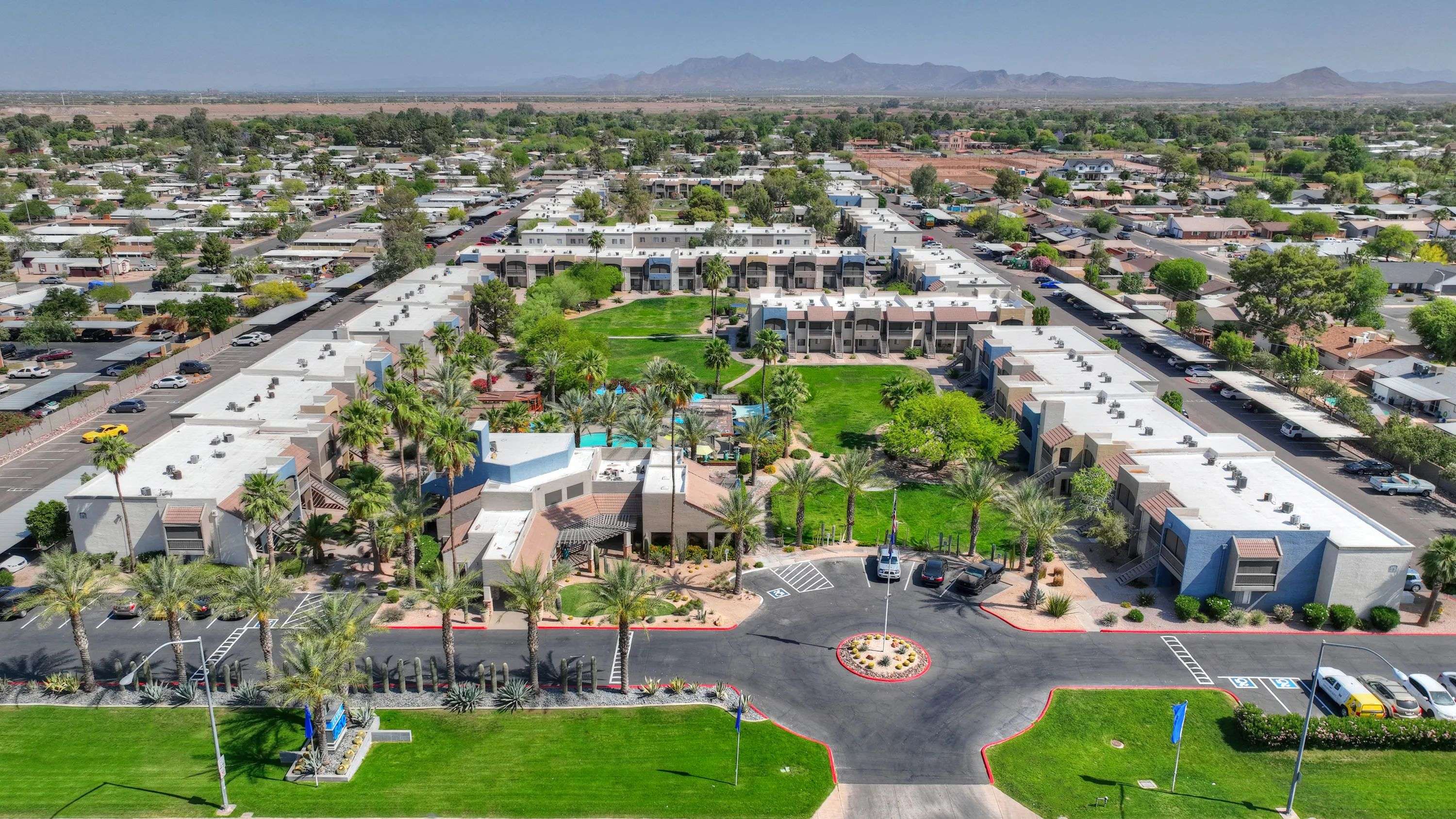 Level 550 is your secret desert refuge, nestled among lush landscaping, just minutes from HWY 202 and Tempe Marketplace. 