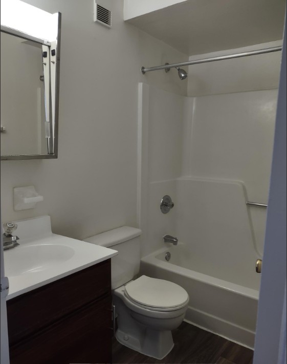 Marlboro Classic Apt & Redwood Square Image 112