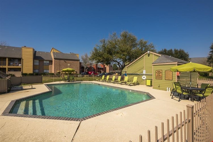 Apartments At Whispering Winds Pearland