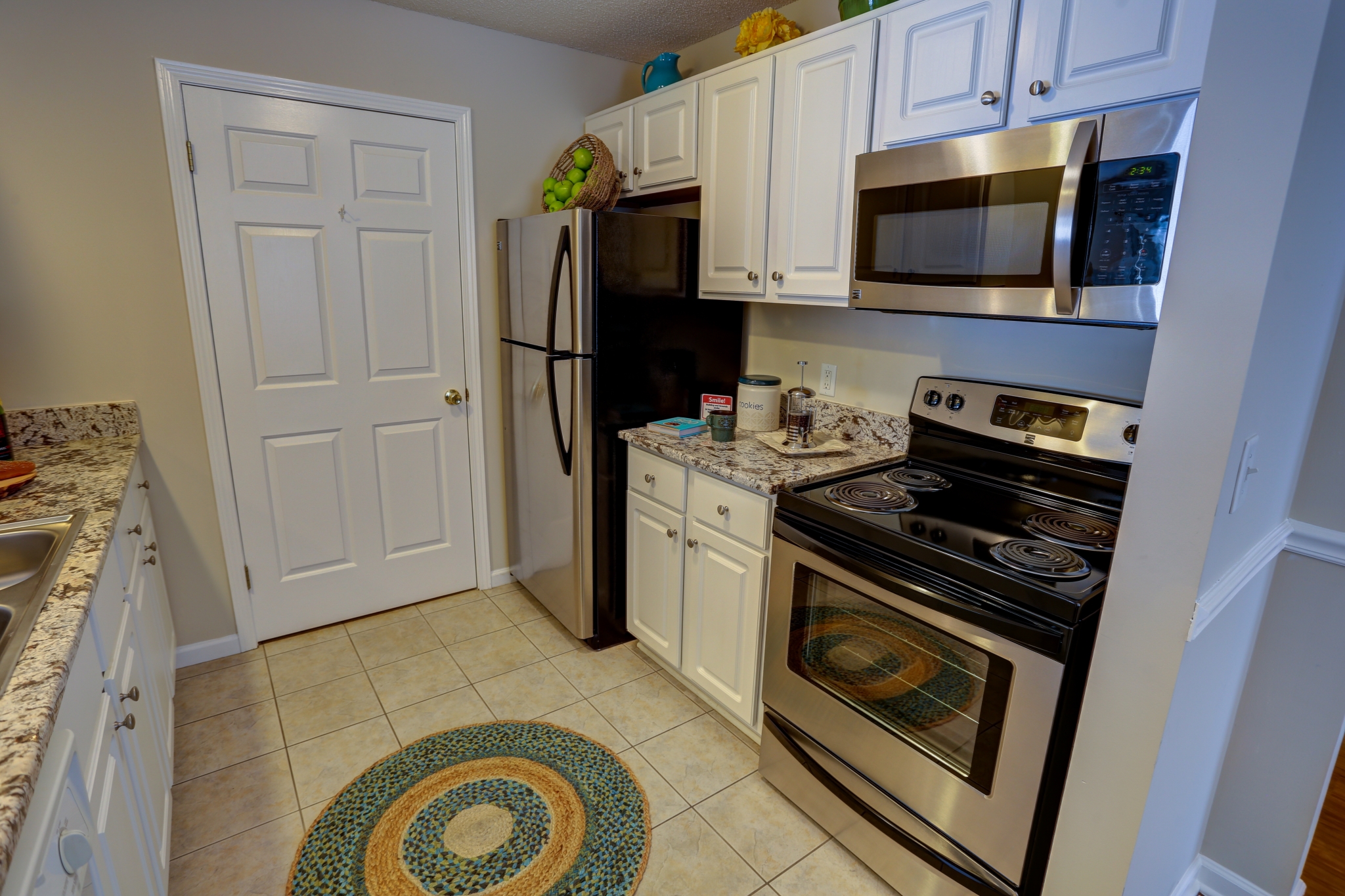 Modern Kitchen with Granite Countertops & Stainless Steel Appliances