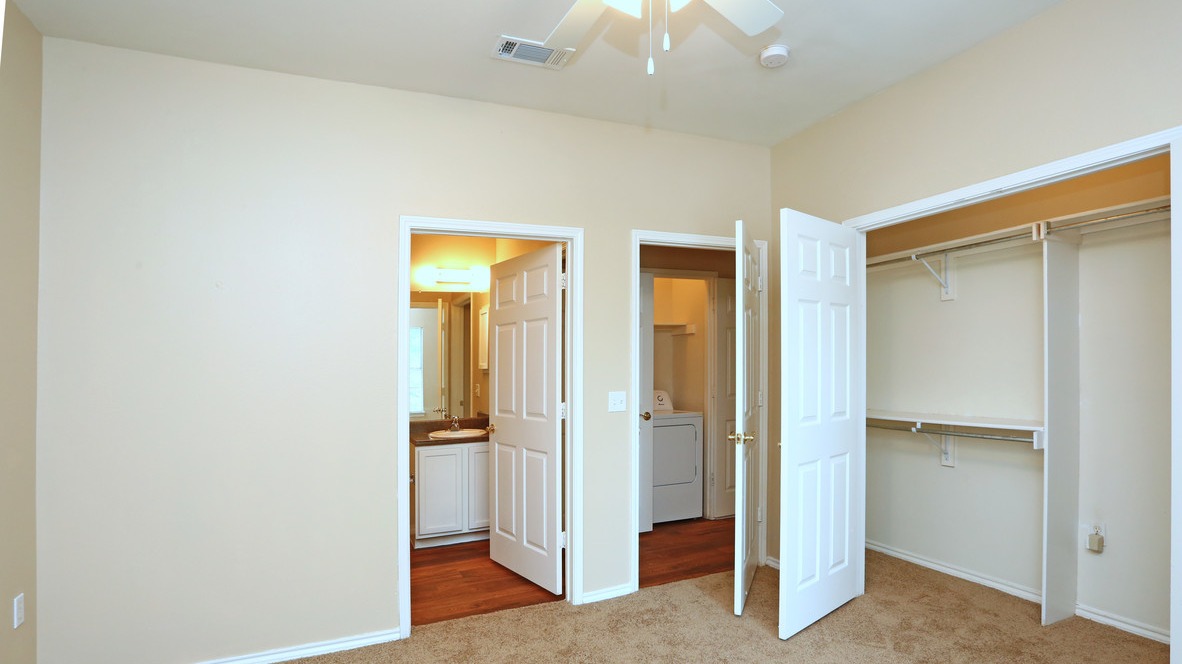 Apartments at Meadow Parc Dallas