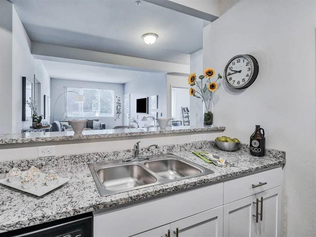 Ecco Apartments Image 6