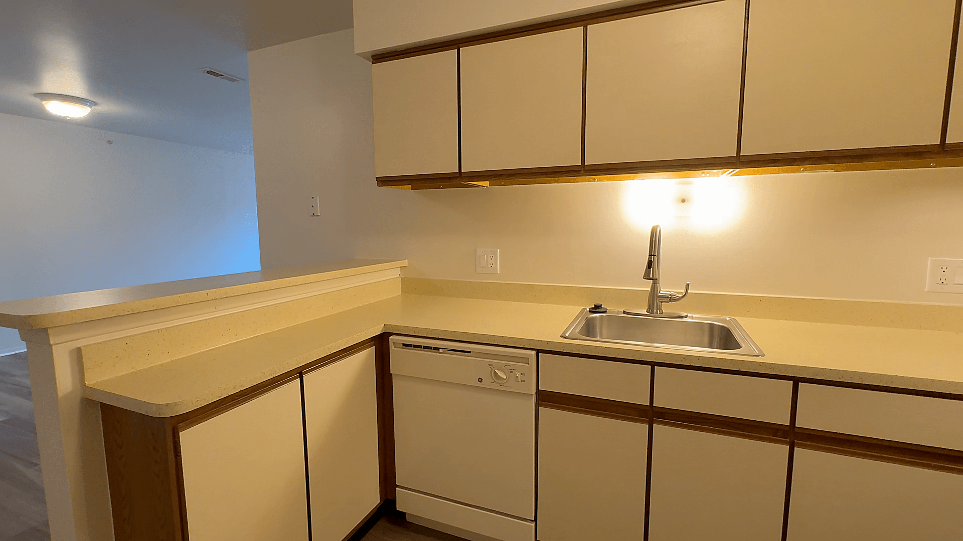 Lakeside Village Apartments Image 175