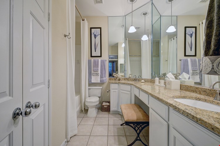 The Left Bank River Oaks Image 18