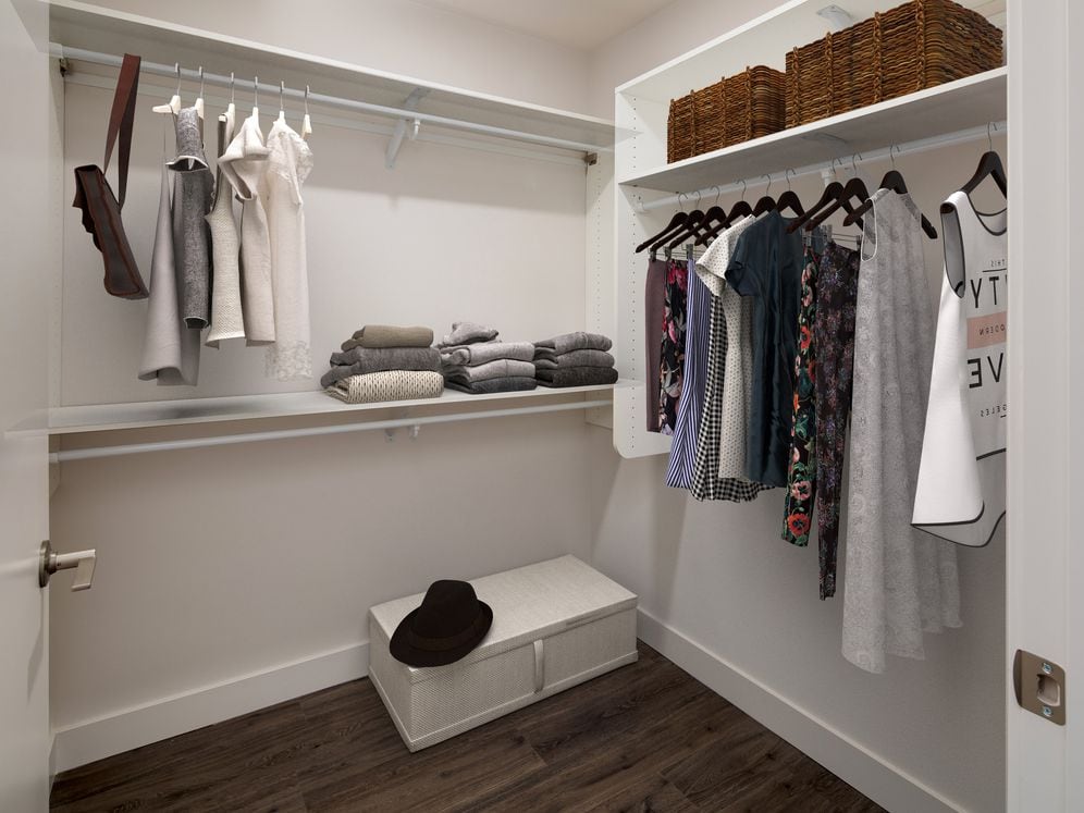 Upgrade Package walk-in closet