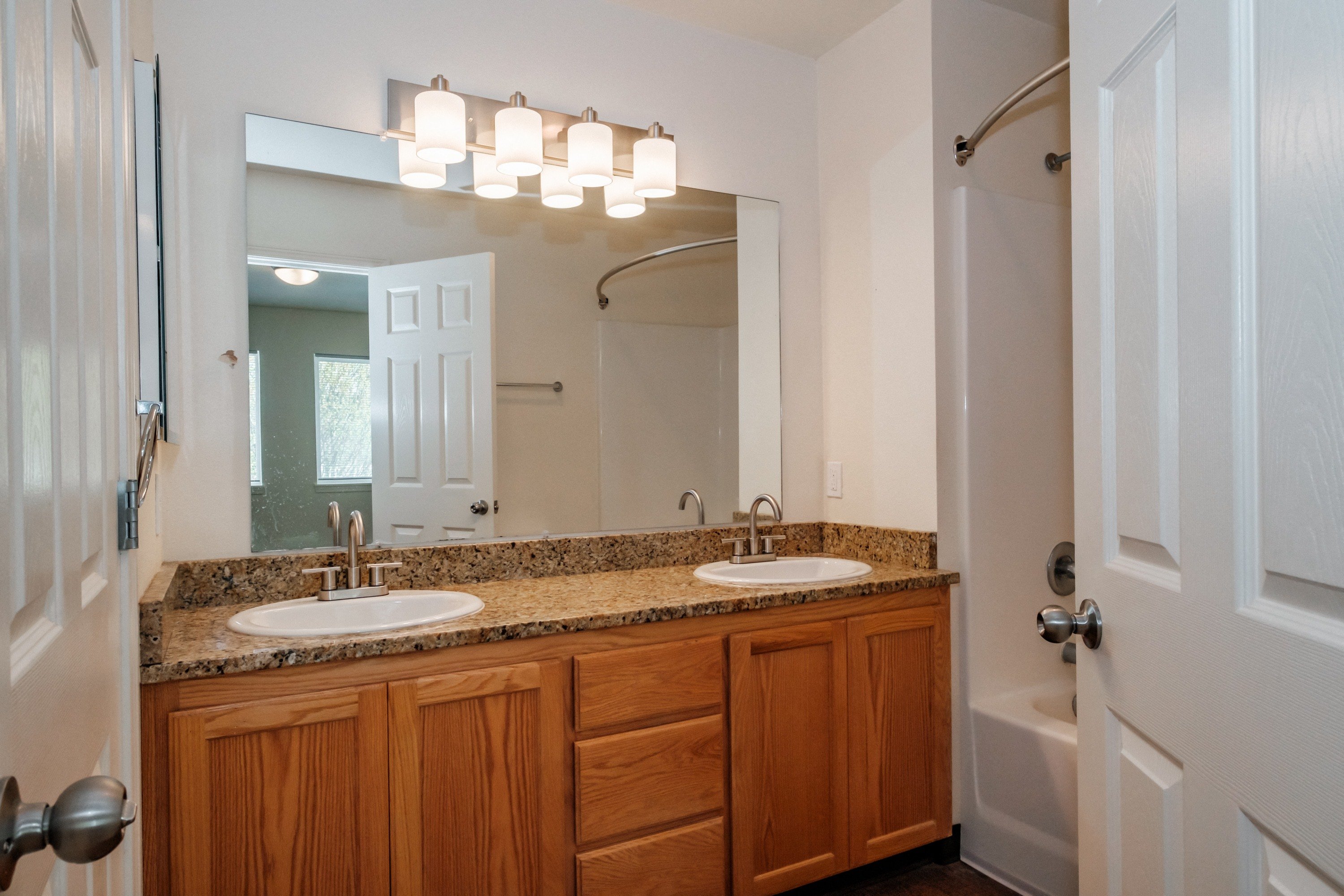 Brentwood Estates | Upstairs Bath