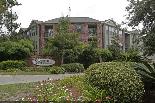 Mandeville Lake Apartments Image 1
