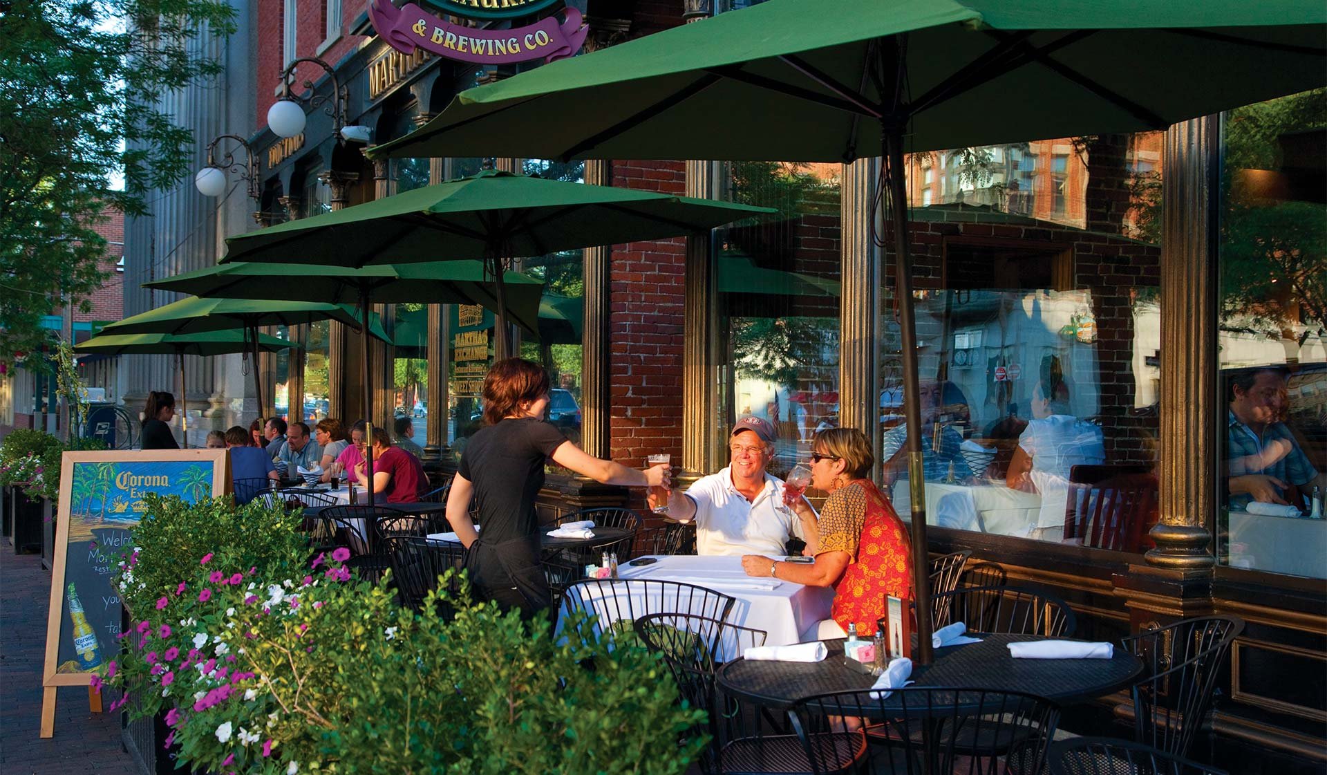Restaurants and shopping located nearby