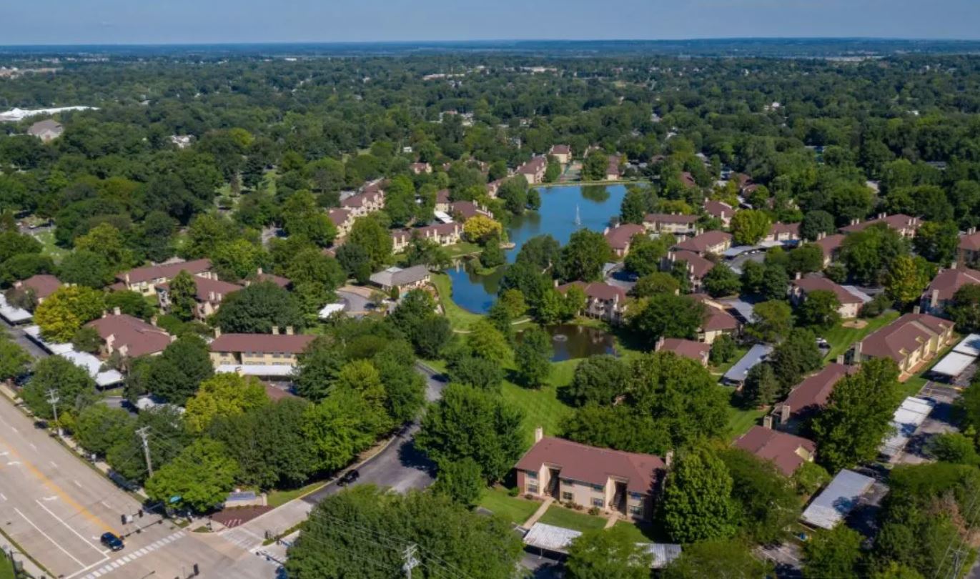 Lago Vista Apartments Image 1