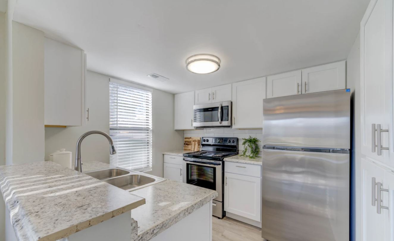 Lago Vista Apartments Image 4