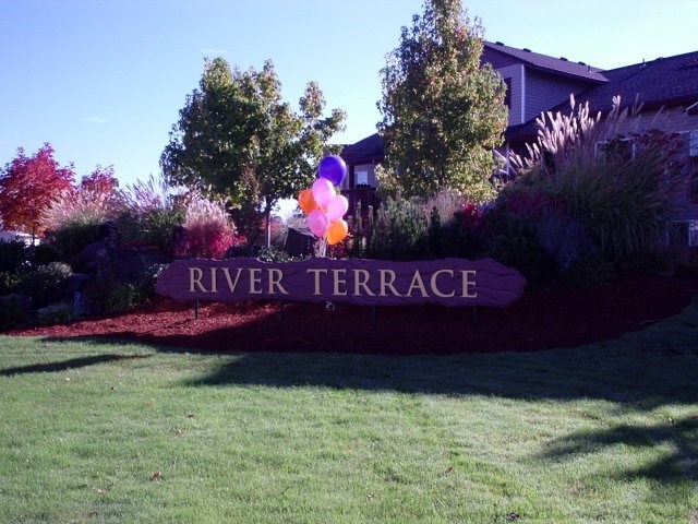Indulge yourself with comfort and convenience at River Terrace Apartments