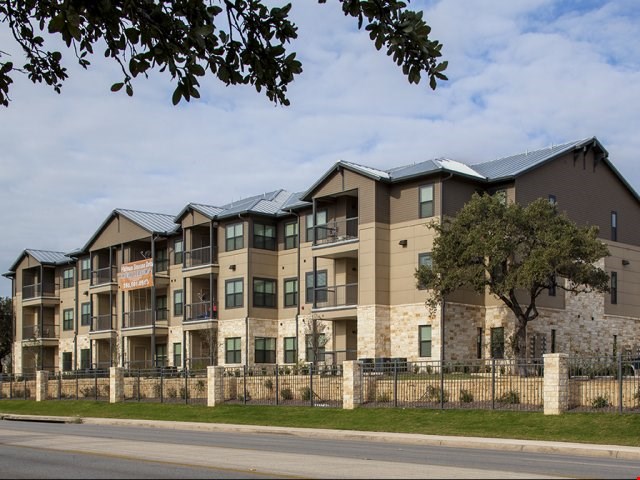 Platinum Shavano Oaks Apartments Image 17