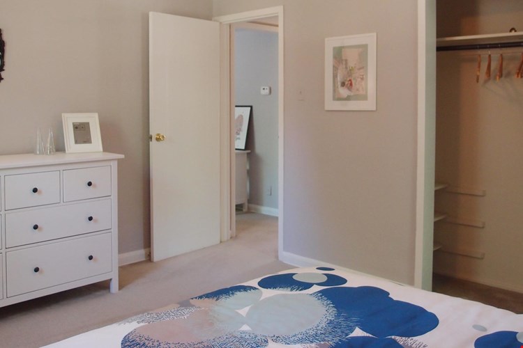 Hampton Gardens Image 16