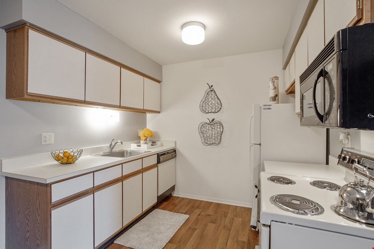Classic Kitchen at Lakeside Village Apartments Clinton Township MI