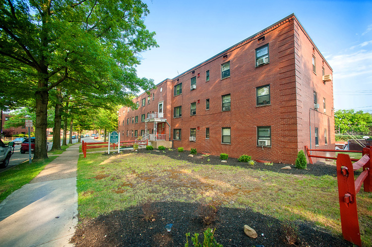 Hoodridge Hall Apartments and Townhomes Image 1
