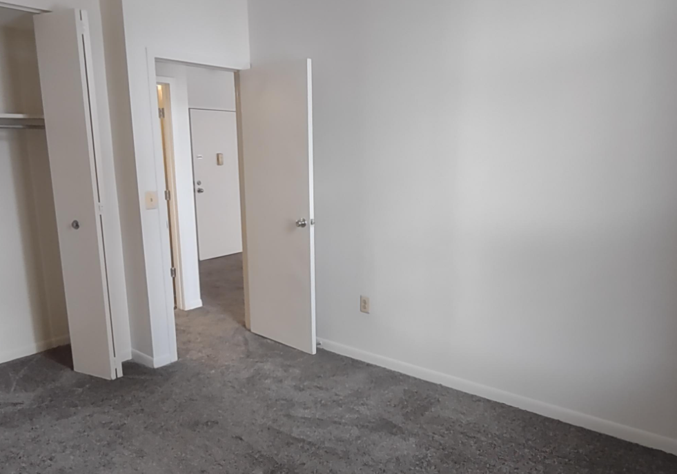 Marlboro Classic Apt & Redwood Square Image 183