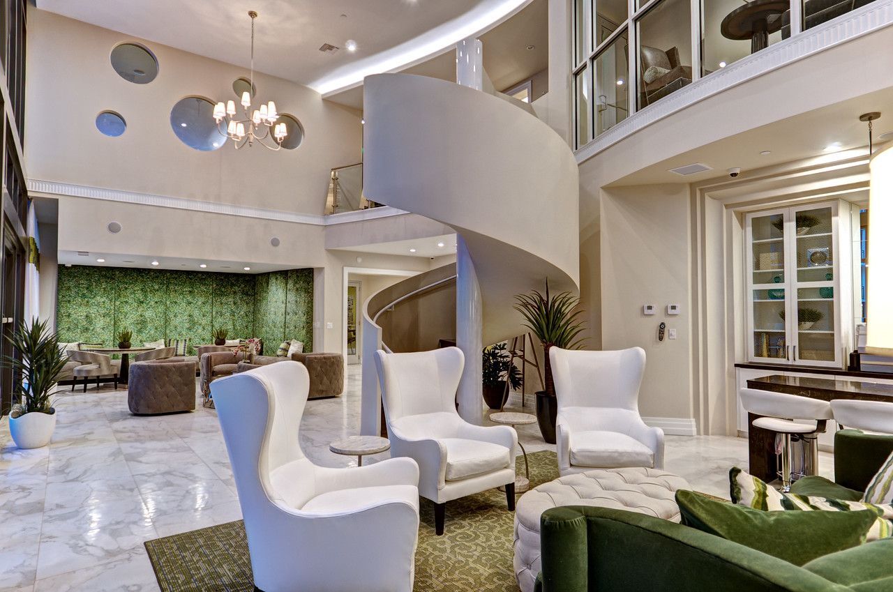 Eberson - Lavish living room for entertaining guests