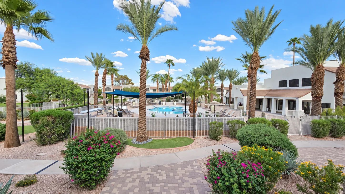 Enjoy the best of outdoor living at Level 550 with a beautifully landscaped pool area featuring plenty of room to lounge, gather, and relax under the Arizona sunshine.