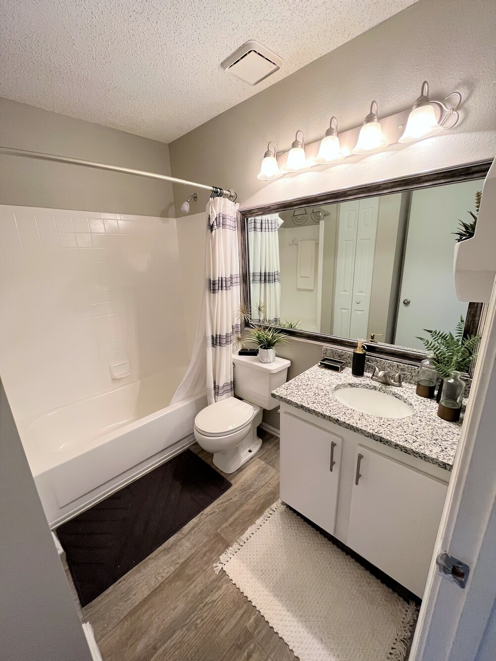 Lyric on Bell Image 9