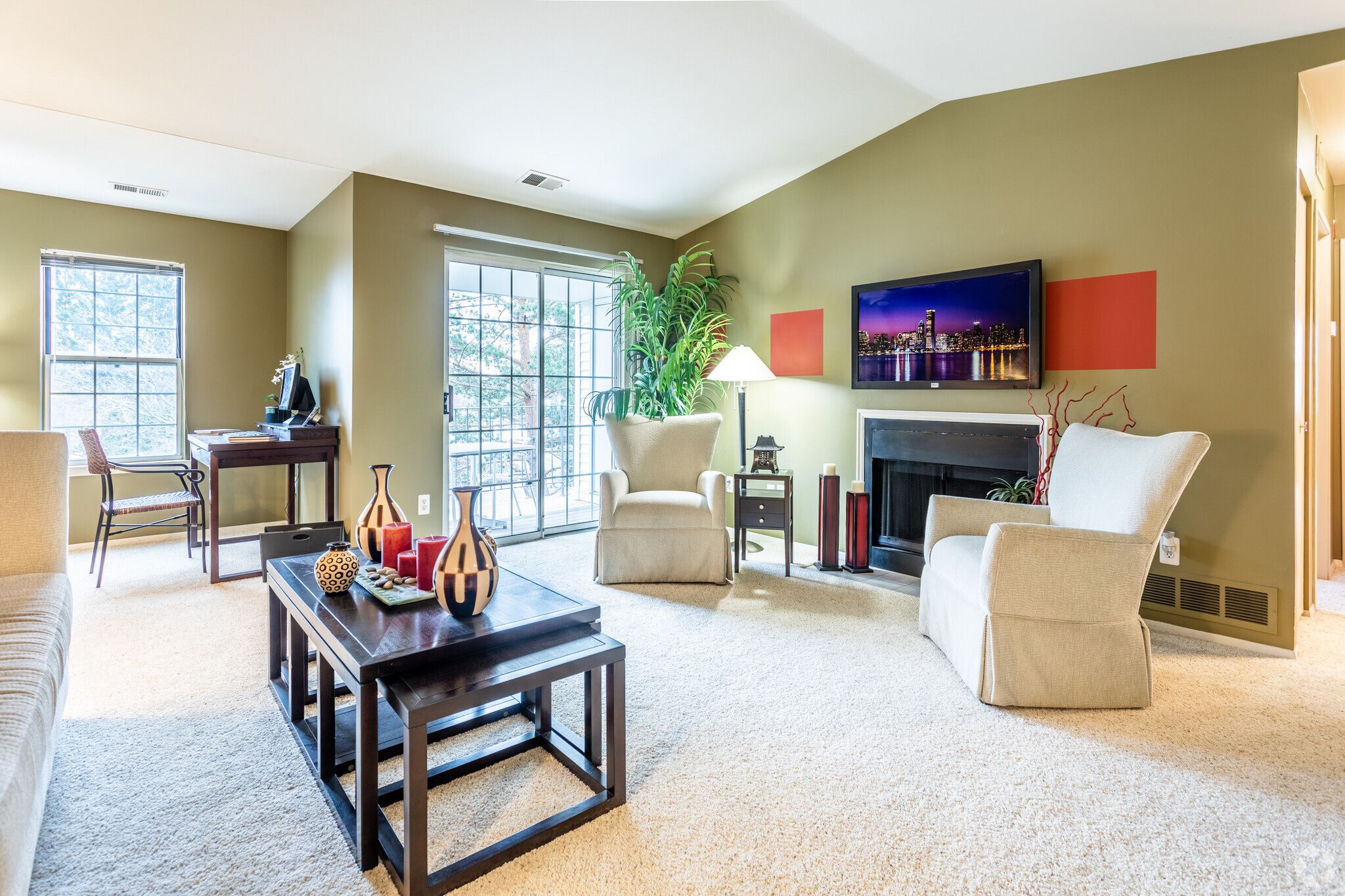 2 BR, 2 BA - 1050 SF