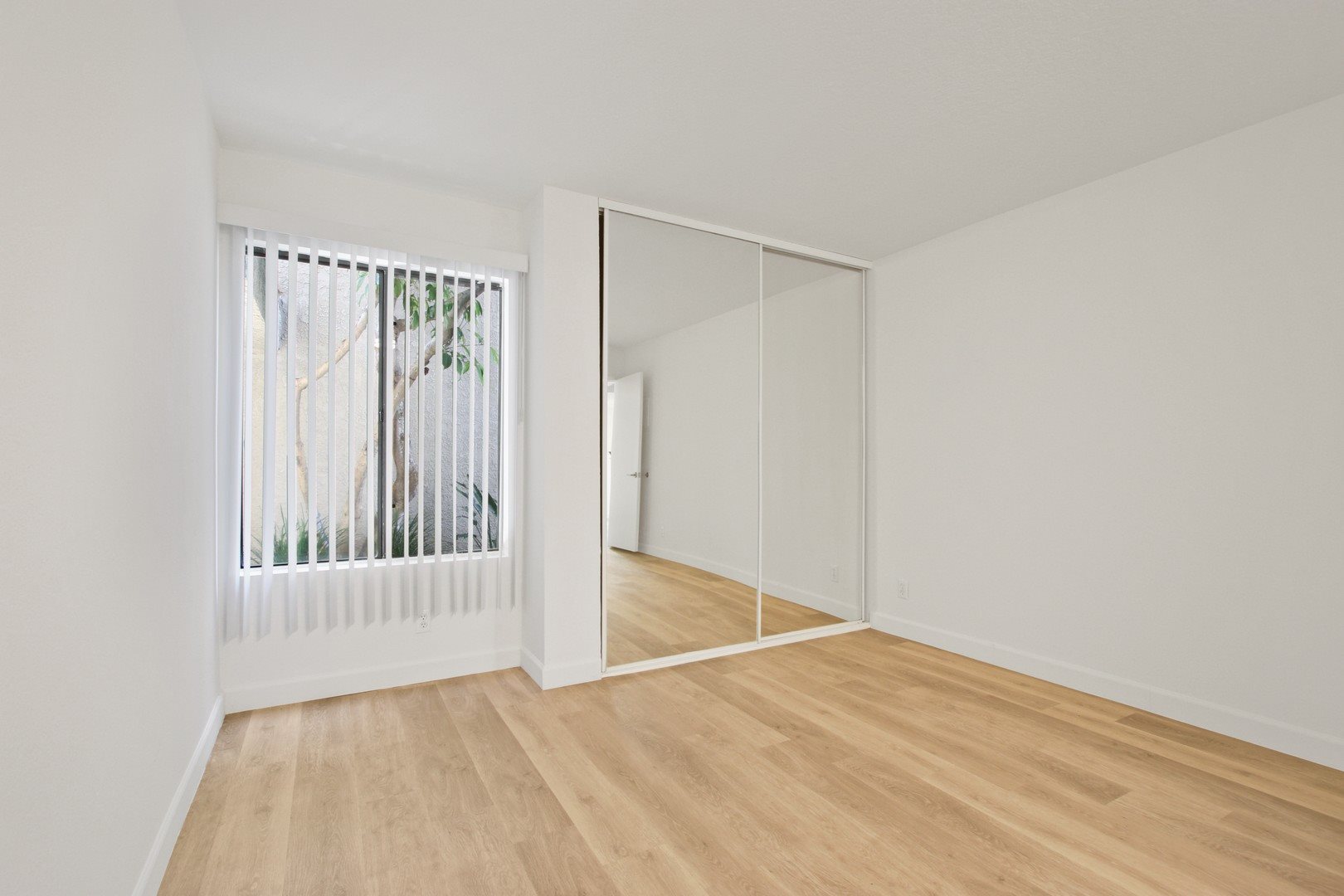 Zelzah Court Apartments Image 33