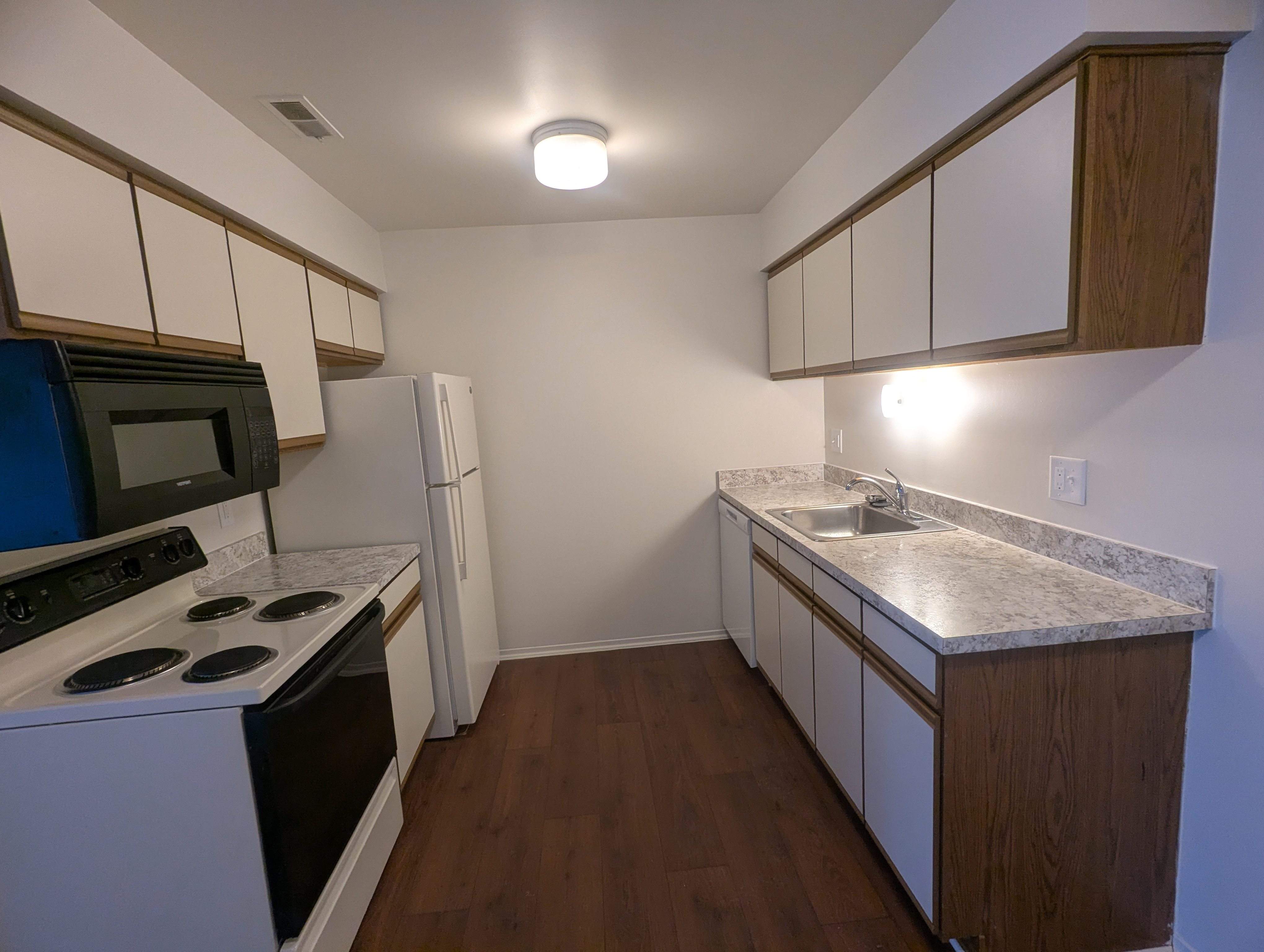 Lakeside Village Apartments Image 51