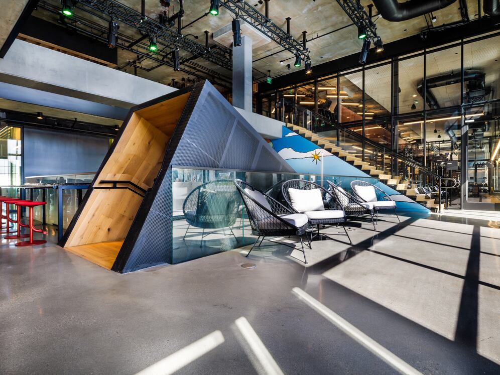 Lobby lounge