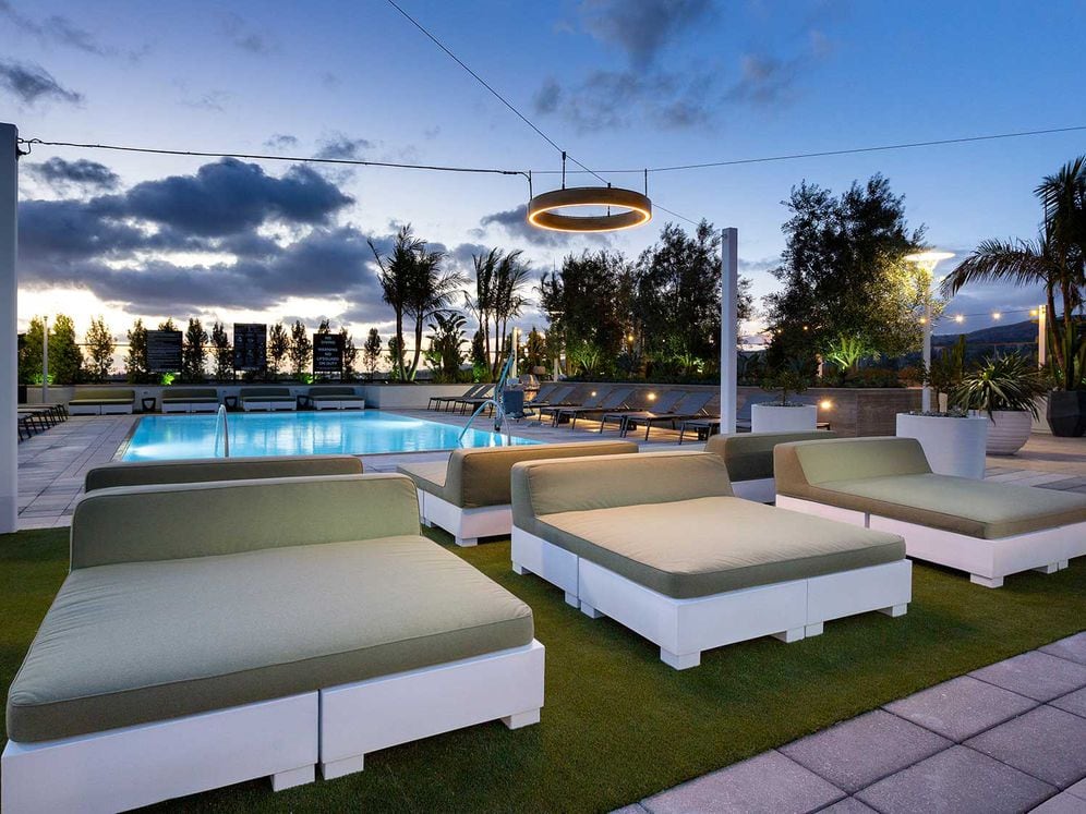 Building B rooftop pool, spa and lounge