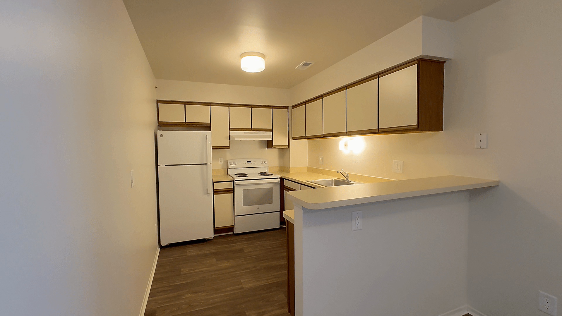 Lakeside Village Apartments Image 252