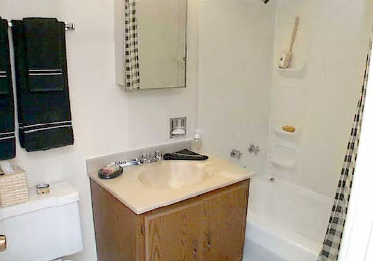 Kings Court Apartments Image 9