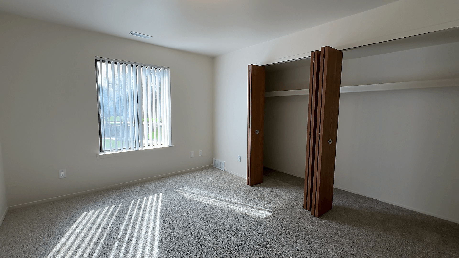 Lakeside Village Apartments Image 101