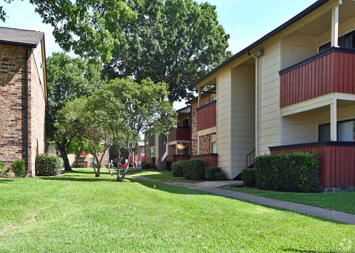 The Park at Wintergreen Apartments | DeSoto, TX | Exterior