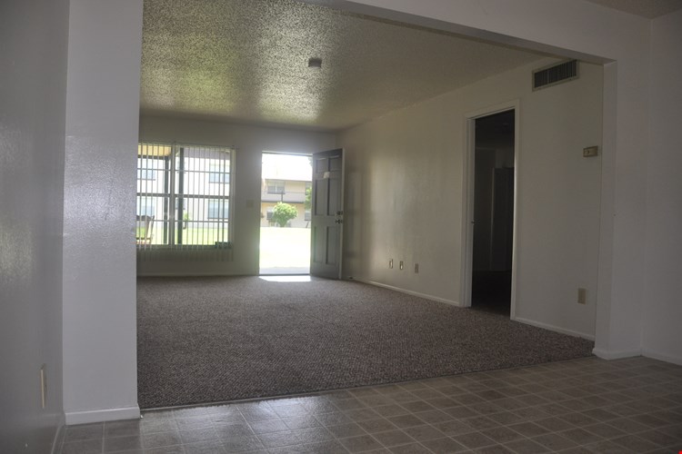 Colonial Square Apartments Image 12