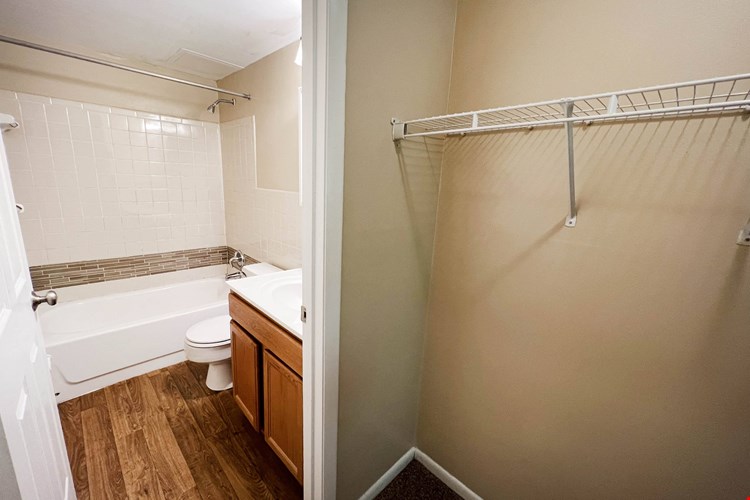 Sharondale Woods Apartments Image 70