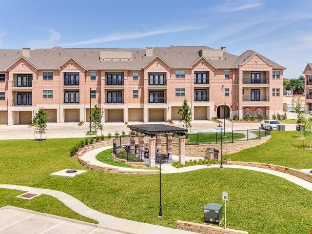 Apartments at Lincoln Kessler Park - Dallas