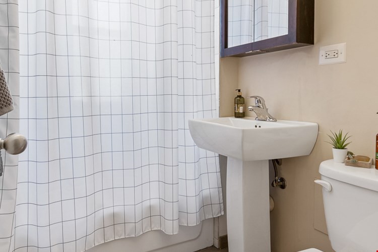 617-25 W. Melrose Image 5