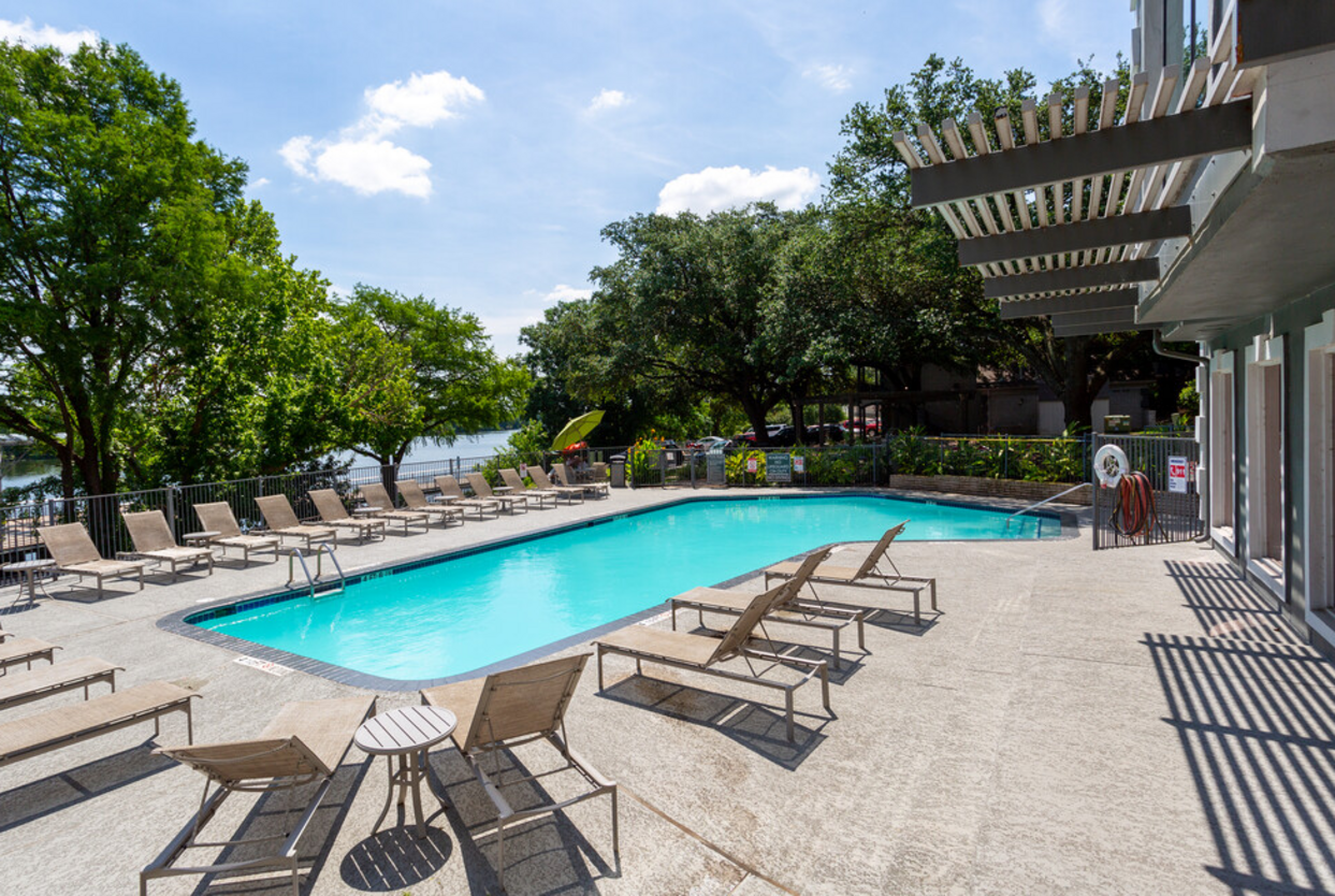 Breakers on the Lake Image 2