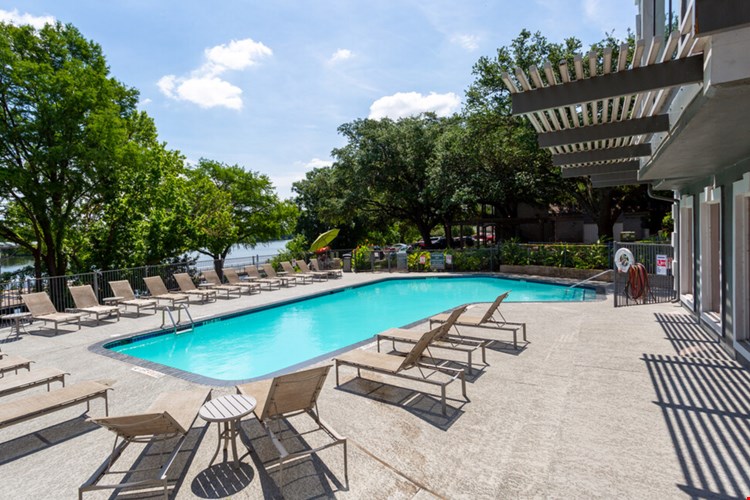 Breakers on the Lake Image 2