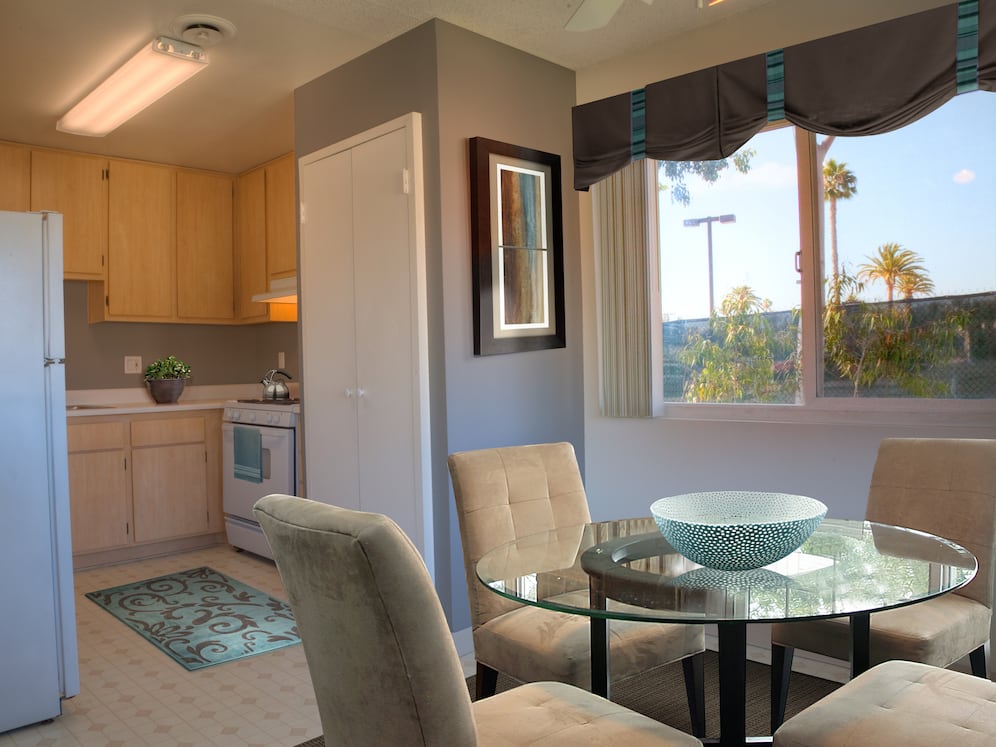 Classic Package I kitchen and dining area