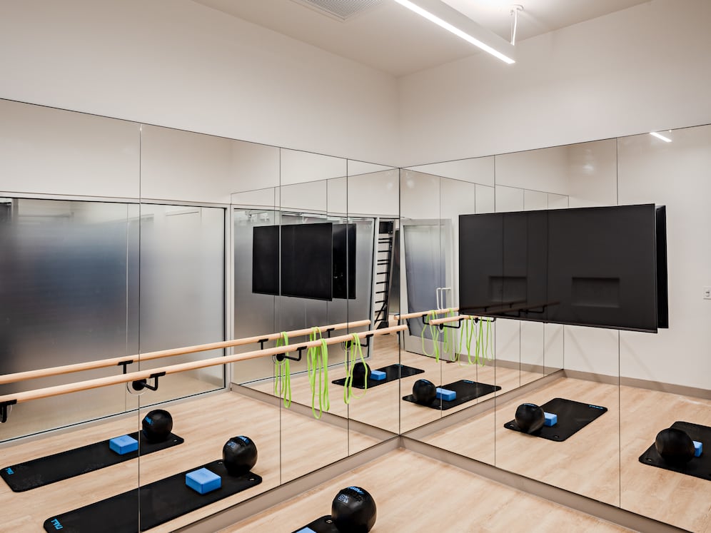 Fitness studio with virtual fitness programming