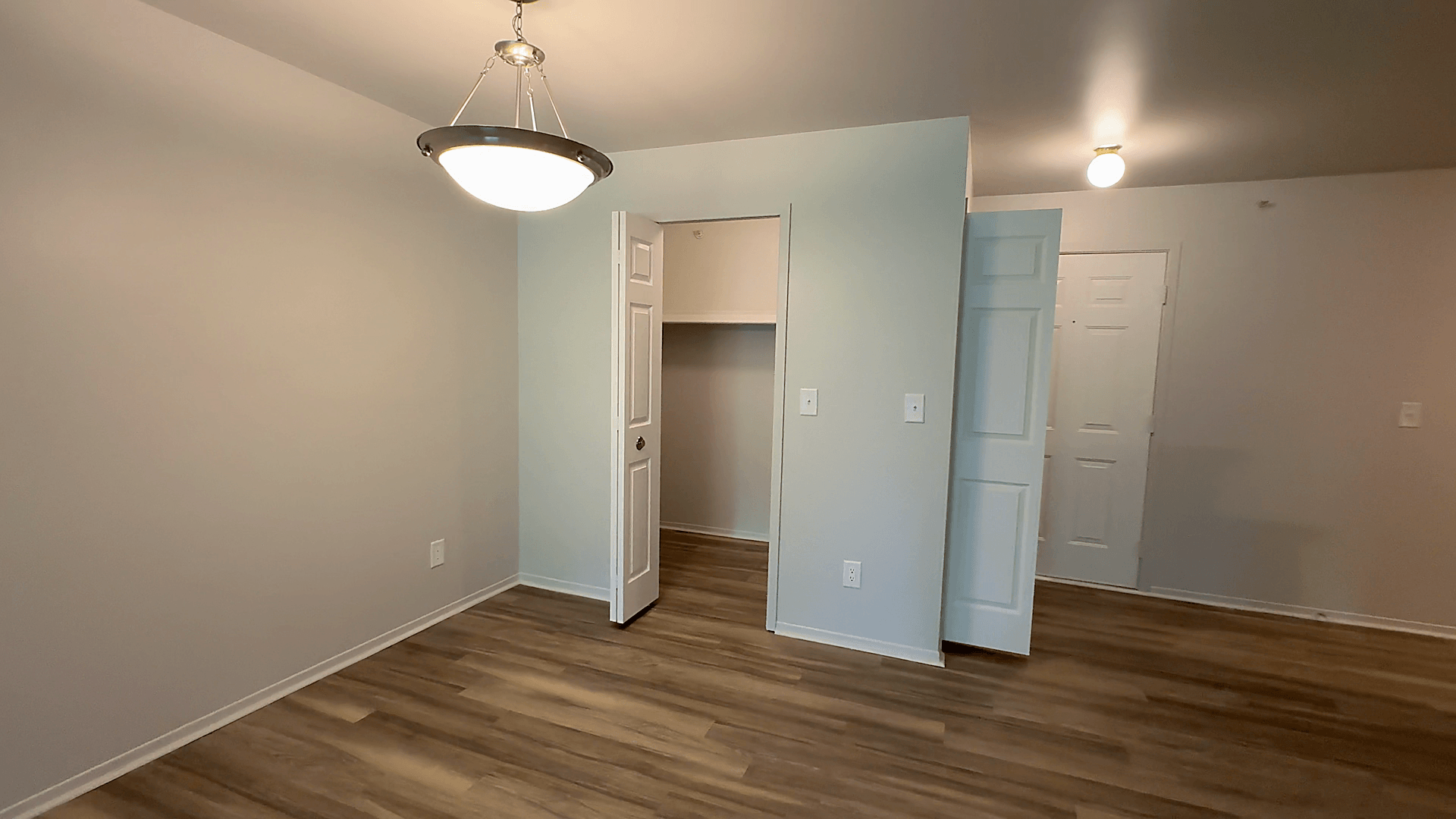 Lakeside Village Apartments Image 124